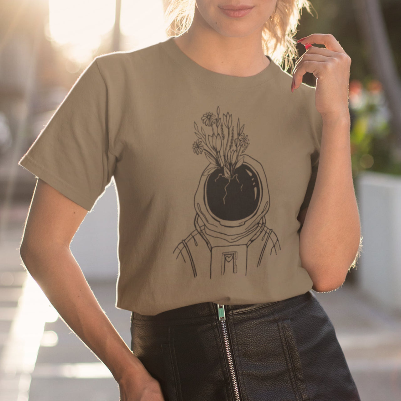 Khaki UNISEX T-paita Astronautti kukkien kanssa