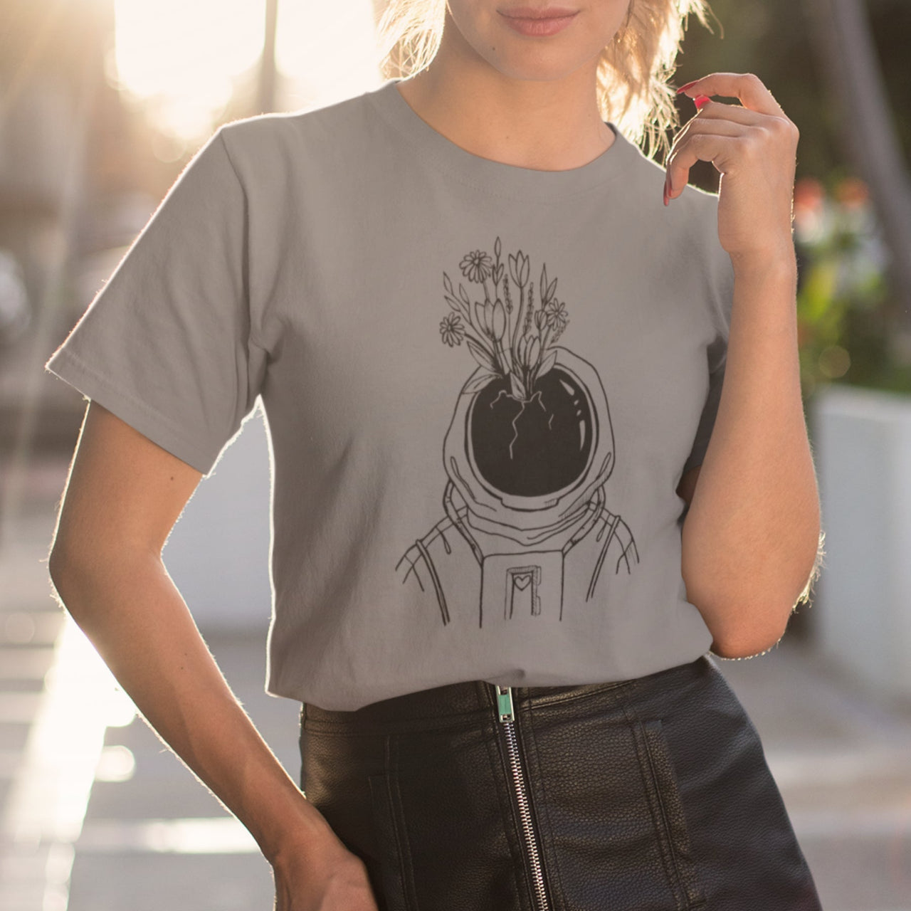 Harmaa meleerattu UNISEX T-paita Astronautti kukkien kanssa