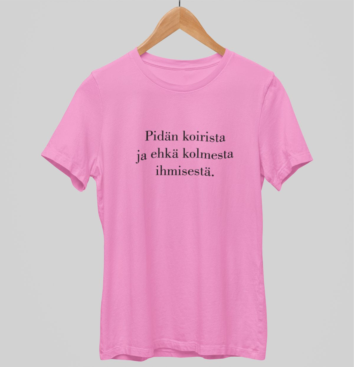Vaaleanpunainen unisex T-paita "Pidän koirista ja ehkä kolmesta ihmisestä."