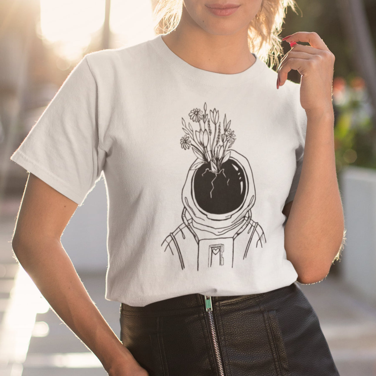Valkoinen UNISEX T-paita Astronautti kukkien kanssa